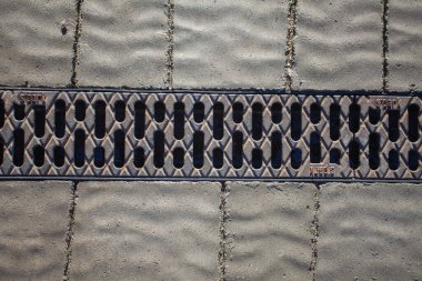 Bardaktan boşanırcasına yağmur yağıyor. 