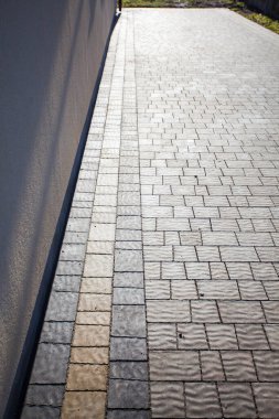 Değişik renklerde taş yontmalar, gündüz vakti yakın çekim. 