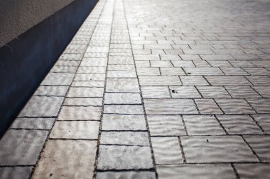 Değişik renklerde taş yontmalar, gündüz vakti yakın çekim. 