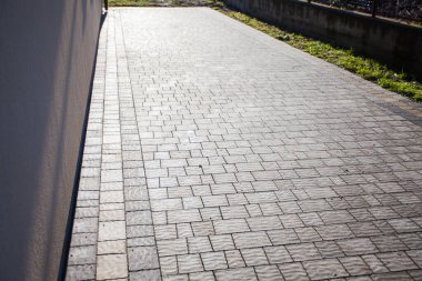 Değişik renklerde taş yontmalar, gündüz vakti yakın çekim. 