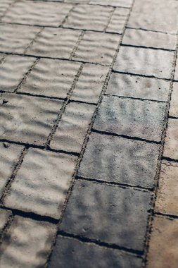 Değişik renklerde taş yontmalar, gündüz vakti yakın çekim. 