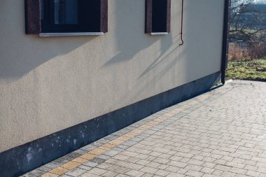 Kırsal kesimdeki modern evin dışında.