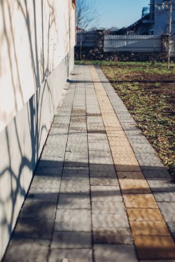 Değişik renklerde taşlar, parkta yürüyüş yolu. 