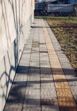 Değişik renklerde taşlar, parkta yürüyüş yolu. 