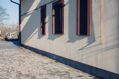 Kırsal kesimdeki modern evin dışında.