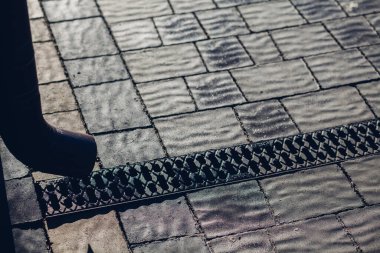 Değişik renklerde taş yontmalar, gündüz vakti yakın çekim. 