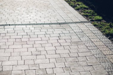 Değişik renklerde taş yontmalar, gündüz vakti yakın çekim. 