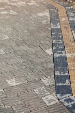 Değişik renklerde taş yontmalar, gündüz vakti yakın çekim. 