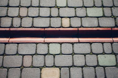 Değişik renklerde taş yontmalar, gündüz vakti yakın çekim. 