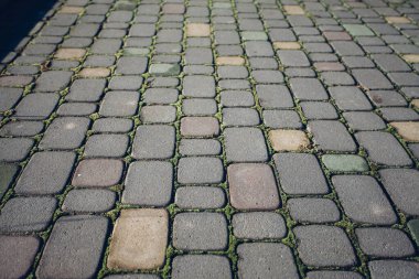 Değişik renklerde taş yontmalar, gündüz vakti yakın çekim. 