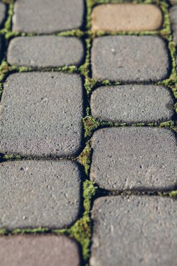 Değişik renklerde taş yontmalar, gündüz vakti yakın çekim. 