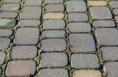 Değişik renklerde taş yontmalar, gündüz vakti yakın çekim. 