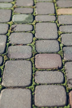 Değişik renklerde taş yontmalar, gündüz vakti yakın çekim. 