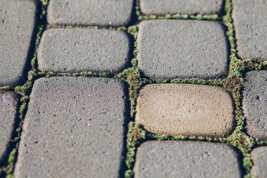Değişik renklerde taş yontmalar, gündüz vakti yakın çekim. 