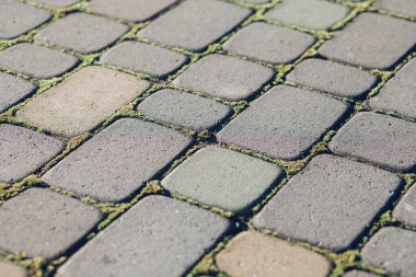 Değişik renklerde taş yontmalar, gündüz vakti yakın çekim. 