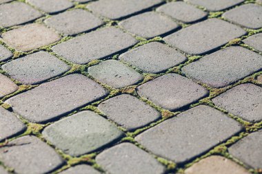 Değişik renklerde taş yontmalar, gündüz vakti yakın çekim. 