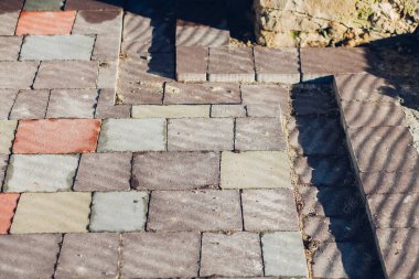 Değişik renklerde taş yontmalar, gündüz vakti yakın çekim. 