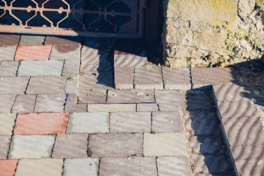 Değişik renklerde taş yontmalar, gündüz vakti yakın çekim. 