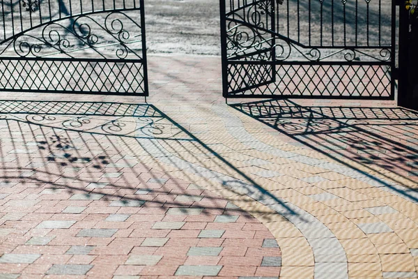 Iron Gates Fence Road Paving Slabs — Zdjęcie stockowe