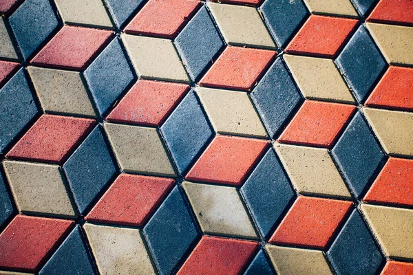 Değişik renklerde taş yontmalar, gündüz vakti yakın çekim. 