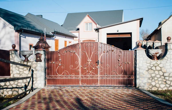 Iron Gates Fence Road Paving Slabs — Stockfoto