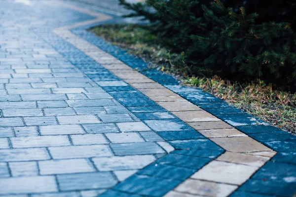 Değişik renklerde taş yontmalar, gündüz vakti yakın çekim. 