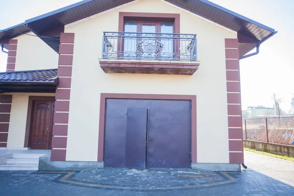 Kırsal kesimdeki modern evin dışında.