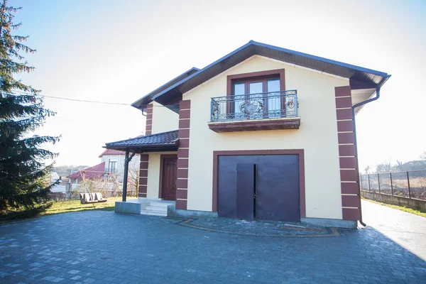 Kırsal kesimdeki modern evin dışında.