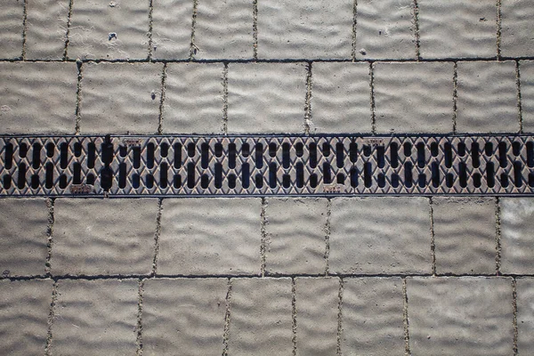 Bardaktan boşanırcasına yağmur yağıyor. 