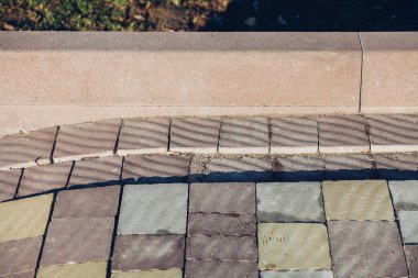 Değişik renklerde taş yontmalar, gündüz vakti yakın çekim. 