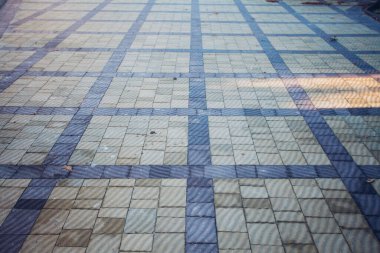 Değişik renklerde taş yontmalar, gündüz vakti yakın çekim. 