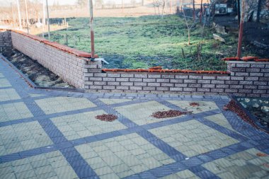 Değişik renklerde taşlar, parkta yürüyüş yolu. 