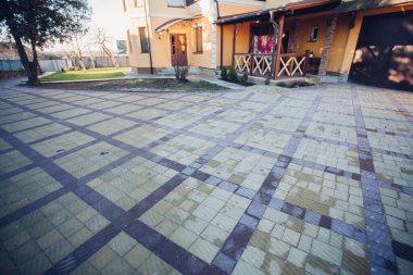 Kırsal kesimdeki modern evin dışında.