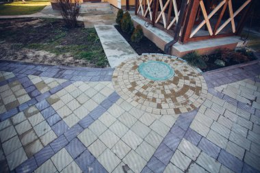 Demir kanalizasyon kapağı ya da bir caddeye dere kapağı atın.