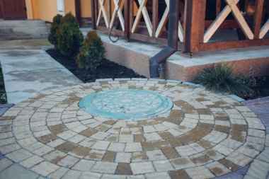 Demir kanalizasyon kapağı ya da bir caddeye dere kapağı atın.