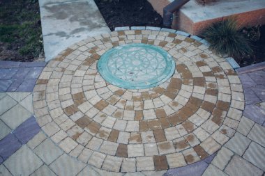 Değişik renklerde taş yontmalar, gündüz vakti yakın çekim. 