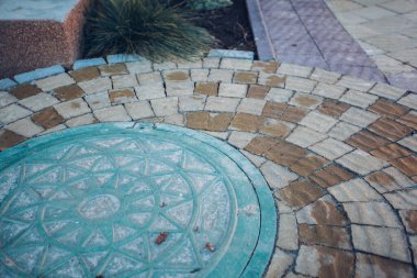 Değişik renklerde taş yontmalar, gündüz vakti yakın çekim. 