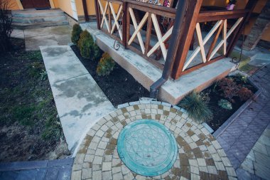 Demir kanalizasyon kapağı ya da bir caddeye dere kapağı atın.