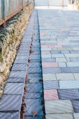 Değişik renklerde taş yontmalar, gündüz vakti yakın çekim. 