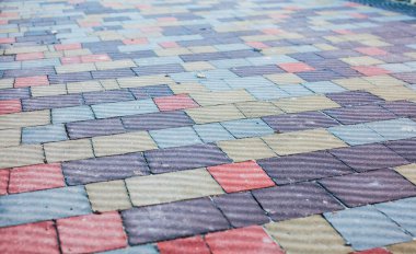 Değişik renklerde taş yontmalar, gündüz vakti yakın çekim. 