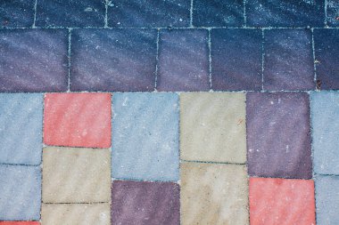 Değişik renklerde taş yontmalar, gündüz vakti yakın çekim. 