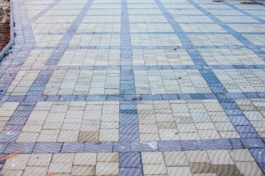 Değişik renklerde taş yontmalar, gündüz vakti yakın çekim. 