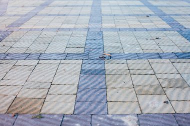 Değişik renklerde taş yontmalar, gündüz vakti yakın çekim. 