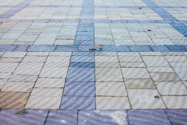 Değişik renklerde taş yontmalar, gündüz vakti yakın çekim. 