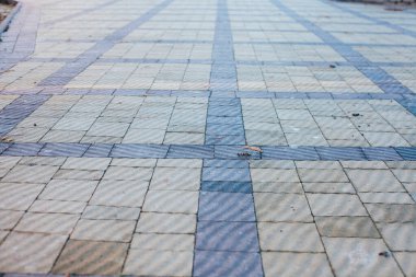 Değişik renklerde taş yontmalar, gündüz vakti yakın çekim. 