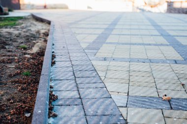 Değişik renklerde taş yontmalar, gündüz vakti yakın çekim. 