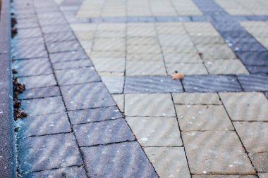 Değişik renklerde taş yontmalar, gündüz vakti yakın çekim. 