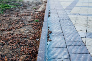 Değişik renklerde taş yontmalar, gündüz vakti yakın çekim. 
