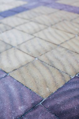 Değişik renklerde taş yontmalar, gündüz vakti yakın çekim. 