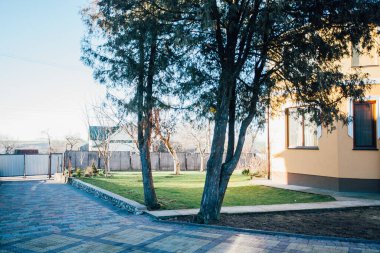 Kırsal kesimdeki modern evin dışında.